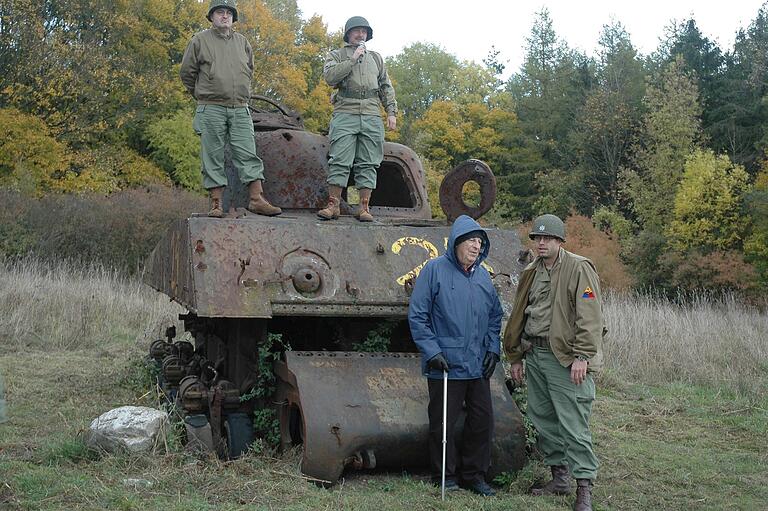 Abbraham J. Baum vor dem abgeschossenen Sherman-Panzer auf dem Truppenübungsplatz Hammelburg. Auf dem Panzer erläutert der Mitorganisator der Tour, Martin Heinlein (neben ihm Peter Domes), das Schlussgefecht vor 60 Jahren. Abbraham J. Baum vor dem abgeschossenen Sherman-Panzer auf dem Truppenübungsplatz Hammelburg. Auf dem Panzer erläutert der Mitorganisator der Tour, Martin Heinlein (neben ihm Peter Domes), das Schlussgefecht vor 60 Jahren.