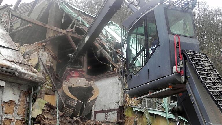 Der Bagger bahnt sich vorsichtig seinen Weg durch das historische Haus.&nbsp;