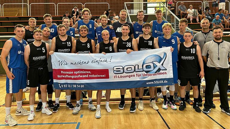 Zwei Teams der TG Würzburg: die Finalisten des Turniers um den Solox-Cup mit den Schiedsrichtern.