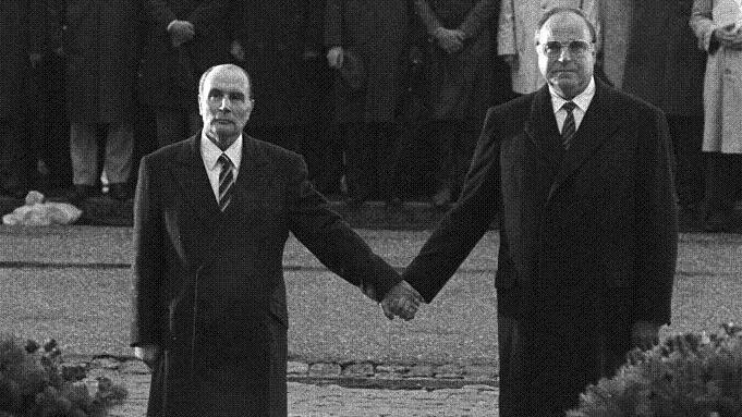 Helmut Kohl wird 85       -  Symbol für die europäische Einigung: Bundeskanzler Helmut Kohl und Frankreichs Präsident François Mitterand reichen sich 1984 an den Gräbern von Verdun die Hand.