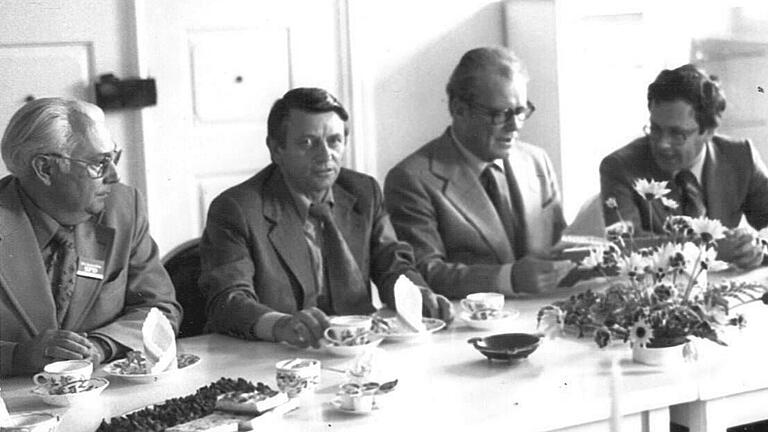 Alfons Schwanzar (von links) mit Heiner Schneier, Willy Brandt und Rudolf Handwerker, seinem Nachfolger als Bürgermeister, bei einem Empfang im Sitzungssaal des alten Haßfurter Rathauses. Alfons Schwanzar (von links) mit Heiner Schneier, Willy Brandt und Rudolf Handwerker, seinem Nachfolger als Bürgermeister, bei einem Empfang im Sitzungssaal des alten Haßfurter Rathauses.