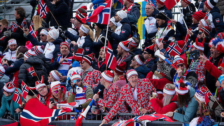 0002562967.jpg       -  Auch wenn viele ihrer Landsleute wegen der hohen Preise nicht nach Planica kommen konnten: Im Medaillenspiegel und auf der Tribüne sind die Norweger die Nummer eins.