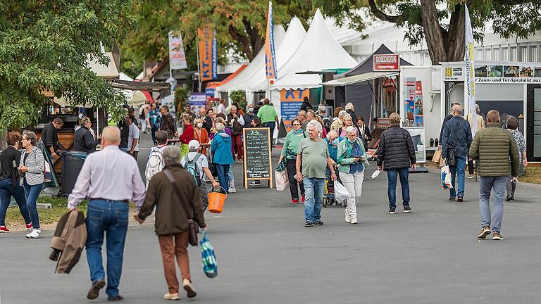 Besucherinnen und Besucher bei der Mainfranken Messe 2021 in Würzburg.