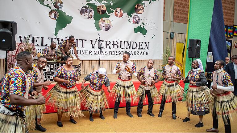 Voller Lebensfreude präsentierte sich der Ndanda-Chor, der aus Mönchen der dortigen Abtei, Benediktinerschwestern und Pfarreiangehörigen besteht.