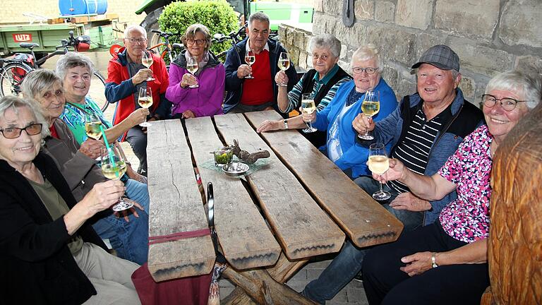 Schöppeln und plaudern in geselliger Runde: Beim Neustart des Michelauer Brunnenschoppens am Donnerstag am Hirtenbrunnen gab es ausschließlich glückliche Gesichter.