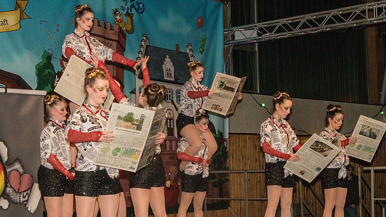 Die Nachrichten von Morgen präsentierte die Rienecker Garde bei der Adelsberger Showtanzparty. Die Nachrichten von Morgen präsentierte die Rienecker Garde bei der Adelsberger Showtanzparty.