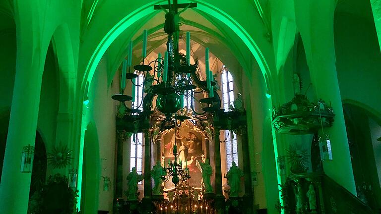 Das Innere der Stadtpfarrkirche in Gerolzhofen war am späten Samstagnachmittag für die adventliche Meditation '4 nach 4' in Grün ausgeleuchtet.