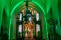 Das Innere der Stadtpfarrkirche in Gerolzhofen war am späten Samstagnachmittag für die adventliche Meditation '4 nach 4' in Grün ausgeleuchtet.