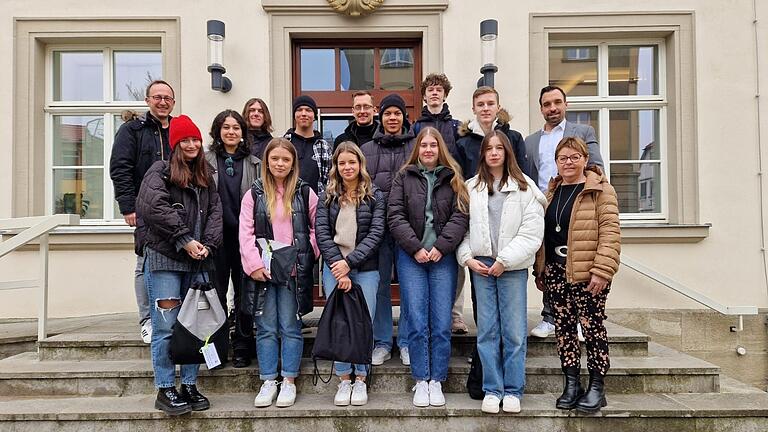 Empfang der tschechischen Austauschschülerinnen und Austauschschüler im Rathaus Bad Neustadt: der Musiklehrer des Rhön-Gymnasiums, Benjamin Balling, (links), Bad Neustadts Bürgermeister Michael Werner (rechts), die Städtepartnerschaftsreferentin Rita Rösch, (rechts unten), der Lehrer des tschechischen Gymnázium Vojtěch Skotnica, (Fünfter von rechts), sowie die Austauschschülerinnen und Austauschschüler des Rhön-Gymnasiums und aus Bílovec.