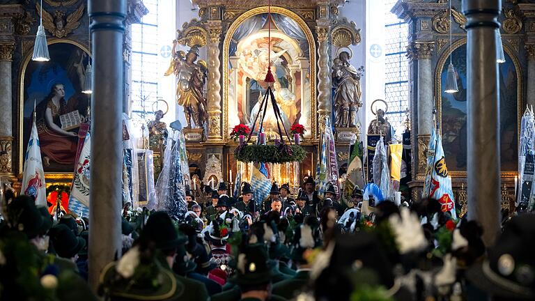 Gedenken an die Sendlinger Mordweihnacht       -  Die Gebirgsschützen gedenken in einem Gottesdienst der Toten von 1705.
