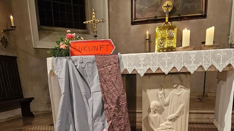 Weg mit Symbolen beim Valentinstagsgottesdienst.
