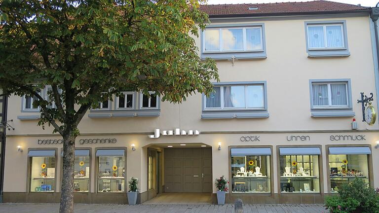 Das Optik- und Juwelier-Geschäft in der Ostheimer Marktstraße hat die Familie Konopka 1998 von Walter Jahn übernommen. Das Optik- und Juwelier-Geschäft in der Ostheimer Marktstraße hat die Familie Konopka 1998 von Walter Jahn übernommen.