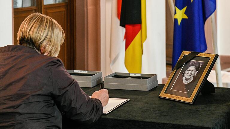 Eine Frau trägt sich im Würzburger Rathaus in das Kondolenzbuch für Barbara Stamm ein. Eine Frau trägt sich im Würzburger Rathaus in das Kondolenzbuch für Barbara Stamm ein.