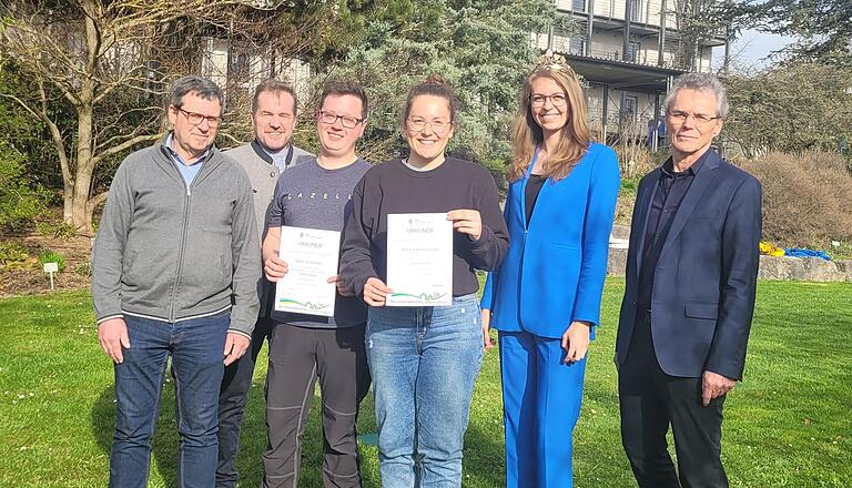 Antonia Maria Langer ist die Siegerin des Wettbewerbs. Mario Schneider wurde Zweiter. Mit im Bild (von links) Martin Reinhard, Ausbildungsbeauftragter des Fränkischen Weinbauverbandes, Edgar Thomas, der stellvertretende Bezirksvorsitzende des Bayerischen Bauernverbandes, die Fränkische Weinkönigin Eva Brockmann und Georg Bätz von der LWG. Antonia Maria Langer ist die Siegerin des Wettbewerbs. Mario Schneider wurde Zweiter. Mit im Bild (von links) Martin Reinhard, Ausbildungsbeauftragter des Fränkischen Weinbauverbandes, Edgar Thomas, der stellvertretende Bezirksvorsitzende des Bayerischen Bauernverbandes, die Fränkische Weinkönigin Eva Brockmann und Georg Bätz von der LWG.