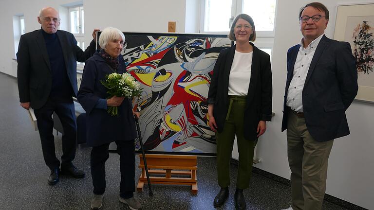 Anne Köhler schenkt der Kunsthalle Schweinfurt ein Gemälde ihres 2013 verstorbenen Mannes Florian Köhler (von links): Professor Claus Mewes, Anne Köhler, die stellvertretende Leiterin der Kunsthalle, Julia Weimar, und Karl-Heinz Körblein vom Kunstverein.