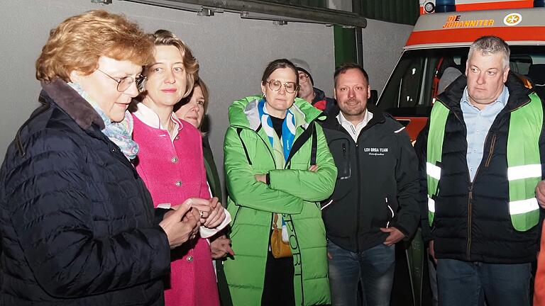 Vor dem Sportheim diskutierten Monika Hohlmeier und Anja Weisgerber, MdB, demonstrativ mit Vertretern der Landwirtschaft. Vor dem Sportheim diskutierten Monika Hohlmeier und Anja Weisgerber, MdB, demonstrativ mit Vertretern der Landwirtschaft.