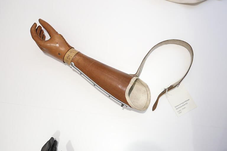 Zu leicht darf eine Prothese nicht sein - sie braucht Gewicht wie ein 'echter' Arm. Zu leicht darf eine Prothese nicht sein - sie braucht Gewicht wie ein 'echter' Arm. 
