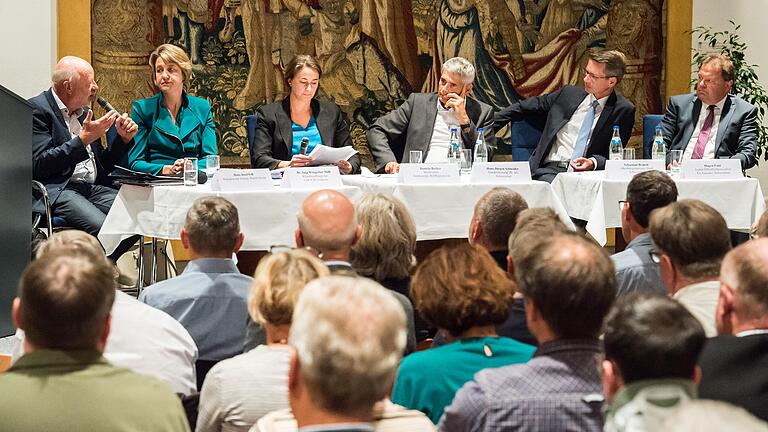 Podiumsdiskussion im Schweinfurter Rathaus zur Mobilitätswende und zum Klimawandel. Im Bild (von links) Hans Josef Fell, Anja Weisgerber, Daniela Becker, Hans-Jürgen Schneider, Sebastian Remele und Hagen Fuhl.