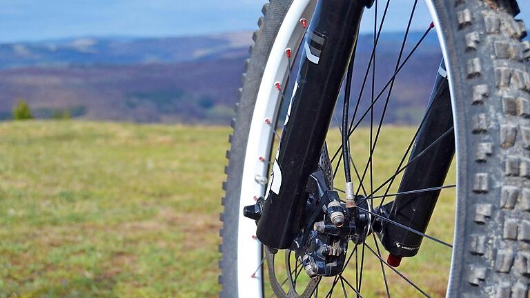 Die Rhön ist Mountainbike-tauglich, Andreas Schubert aus Geroda ist deshalb aktiv geworden. Er hat mehrere Streckenvarianten entwickelt. Foto: Johannes Schlereth       -  Die Rhön ist Mountainbike-tauglich, Andreas Schubert aus Geroda ist deshalb aktiv geworden. Er hat mehrere Streckenvarianten entwickelt. Foto: Johannes Schlereth