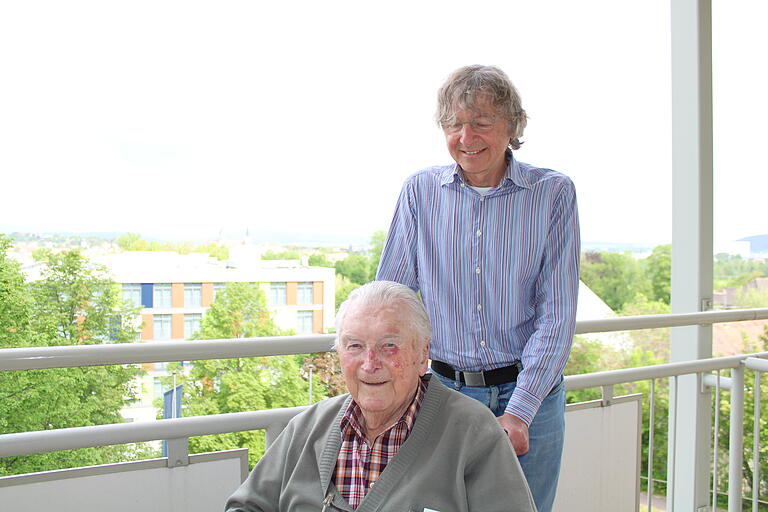 Adolf Dietzel, im Bild zusammen mit seinem Sohn Norbert noch auf dem Balkon im Haus am Kurpark, wohnt mittlerweile im Seniorenheim St. Niklas in Mellrichstadt.&nbsp;