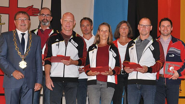 Geehrte Sportler (v. li.): Bürgermeister Friedel Heckenlauer, Joachim Albert, Norbert Krug, Johannes Hey, Corinna Bergmann, Iris Heid, Michael Weigand und Benedikt Krug.