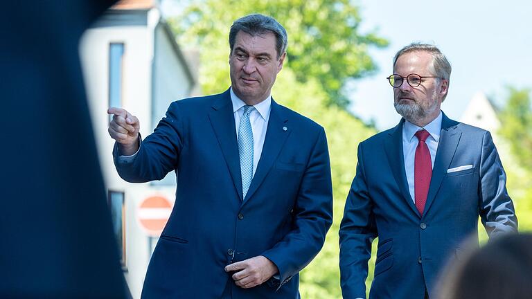 Markus Söder und Petr Fiala       -  Bayerns Ministerpräsident Markus Söder (CSU) und Tschechiens Ministerpräsident Petr Fiala wollen in Cham zu Gesprächen zusammenkommen. (Archivbild)