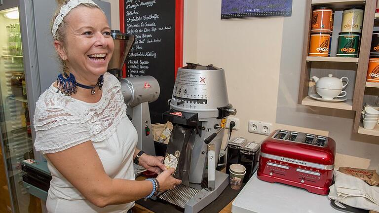Jetzt wird der Kaffee gemahlen. Jetzt wird der Kaffee gemahlen.