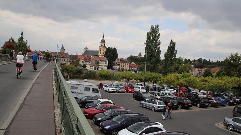 Gerade ist das Wetter wieder grau. Doch bei schönem Wetter treffen sich am Bleichwasen oft junge Menschen zum Feiern. Am Wochenende eskalierte es dort.