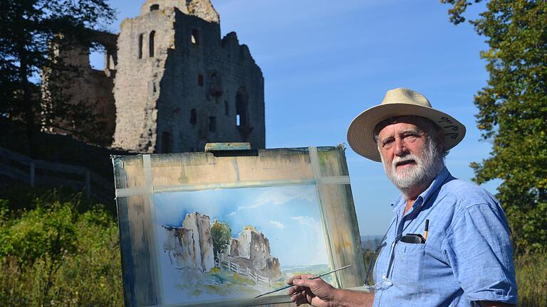 Philipp Reisacher, ein Künstler aus dem Allgäu, malt Landschaften mit Motiven aus Main-Spessart. Unser Bild zeigt ihn vor der Burgruine Homburg.