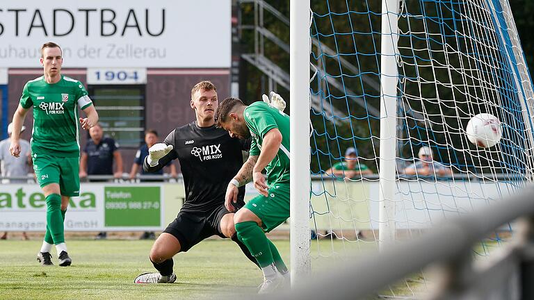 Kevin Steinmann (rechts) duckt sich, Michael Herrmann (links) und Felix Reusch können nicht eingreifen, als David Drösler (nicht im Bild) das 1:0 für den FV 04 Würzburg erzielt.