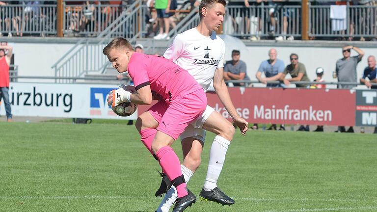 Gerettet: Torhüter Andre Heßdörfer (vorne links) von der (SG) TSV Retzbach schnappt Stürmer Tim Strohmenger von der FV Gemünden/Seifriedsburg den Ball weg.