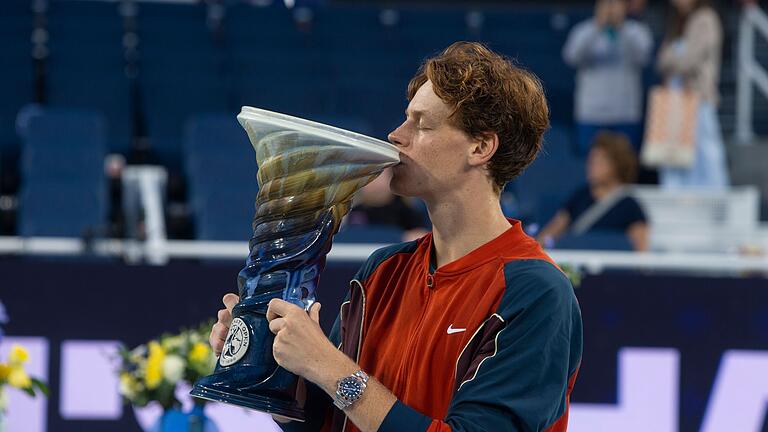 Jannik Sinner       -  Jannik Sinner bejubelt den Titel beim Turnier in Cincinnati.