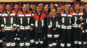 Leistungsprüfung mit Bravour gemeistert       -  (mch)   Mit Erfolg haben Feuerwehrleute der Feuerwehren Oberelsbach, Unterelsbach und Sondernau die Leistungsprüfung &bdquo;Gruppe im Löscheinsatz&ldquo; abgelegt. Alle vier Gruppen bestanden die Prüfung. Kreisbrandmeister Josef Freund lobte die guten Leistungen der Floriansjünger und die Arbeit des Kommandanten der Stützpunktwehr Oberelsbach, Sebastian May. Lob gab es für Ausbilder Christoph Hergenhan, der als Kommandant der Unterelsbacher für die Leistungsabnahme verantwortlich war. Dritter Bürgermeister Dietmar Hesselbach dankte für die gemeinsam durchgeführte Leistungsprüfung. Das Abzeichen ging die Oberelsbacher Eva Hitzke (Gold-Grün), Sebastian Sitzmann, Christoph Weikert (beide Gold), Marc Huter und Tim Ortl (beide Bronze); Unterelsbach: Christian Klemm, Thomas Englert (beide Gold-Grün), Simon Hergenhan (Gold-Blau), Fabian Büttner, Dominik May (Silber), Simon Dietz, Hendrik Schiefhauer und Waldemar Diemer (Bronze); Sondernau: Björn Denner, David Krenzer, Marco Siepermann (alle Gold-Rot), Dominik Emmert, Michael Hugo (Gold-Grün), Marco Kistner, Sebastian Reitz (Gold-Blau), Maximilian Reitz (Gold), Patrick Maul (Silber) und Lewin Vorndran (Bronze). Im Bild die Wehrleute mit (von links) Christoph Hergenhan, Kreisjugendwart Hans-Peter Schonder, Kreisbrandmeister Josef Freund (Zweiter von rechts.) und Dietmar Hesselbach (rechts).