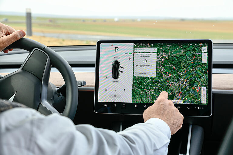 Es gibt quasi keinen Schalter mehr im Cockpit, im Armaturenbrett fehlt selbst der Tacho: Im Tesla Model 3 wird über das Tablet gewischt.