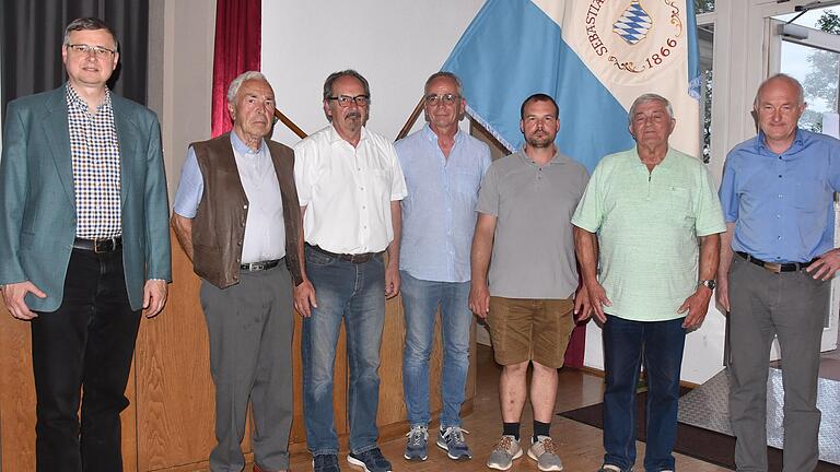 Die für langjährige Mitgliedschaft im Sebastianiverein Lengfurt 2021 zu Ehrenden mit Pfarrer Mathias Wolpert (ganz links) und Hauptmann Thomas Hahmann (ganz rechts). Die für langjährige Mitgliedschaft im Sebastianiverein Lengfurt 2021 zu Ehrenden mit Pfarrer Mathias Wolpert (ganz links) und Hauptmann Thomas Hahmann (ganz rechts).