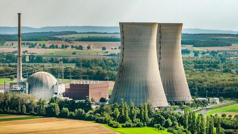 Luftaufnahme des Kernkraftwerks Grafenrheinfeld im Landkreis Schweinfurt mit den markanten Kühltürmen. Es ist seit 2018 stillgelegt und wird zürückgebaut.