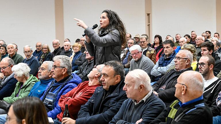 Auf der Bürgerversammlung in Unteraltertheim im Landkreis Würzburg beantworteten Knauf- und TWV-Vertreter über mehrere Stunden die Fragen der Menschen.&nbsp;