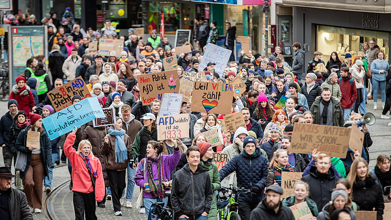 Rund 10 000 Menschen protestieren am Samstag 03.02.24 in Würzburg gegen Rechtsradikalismus und für die Demokratie.