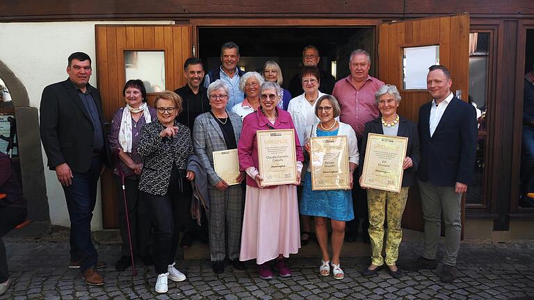 Der Gadenverein ehrt Urgesteine (von links): Bürgermeister Thomas Hemmerich, Waltraud Huppmann (Kassenprüferin bis 2024 ), Annemarie Schuler (bis 2024 stellvertretende Vorsitzende), Nachfolger Sebastian Gläser, die Jubilare Regina Kraus, Hans Alfred Hartmann und Gerdi Nicolaus, Claudia Cebulla (Ehrenmitglied), die Jubilare Barbara Hartmann und Irmgard Pawlak, Herbert Vetter (30 Jahre lang Helfer 'im Hintergrund'), Renate Mauder (Ehrenmitglied), Jubilar Georg Pawlak, Elfi Klement (Ehrenmitglied) sowie Vorsitzender Martin Schlör.