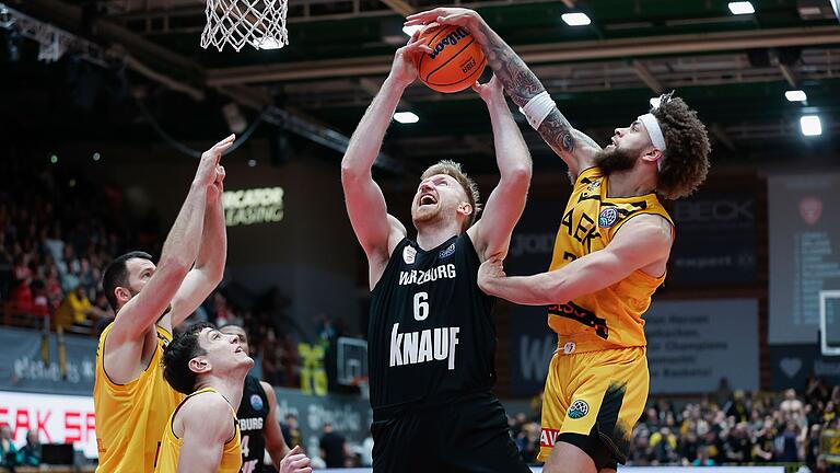 AEK Athen, hier in Person von Hunter Hale gegen Maximilian Ugrai, behielt am Dienstag die Oberhand gegen die Würzburg Baskets. AEK Athen, hier in Person von Hunter Hale gegen Maximilian Ugrai, behielt am Dienstag die Oberhand gegen die Würzburg Baskets.