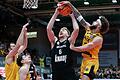 AEK Athen, hier in Person von Hunter Hale gegen Maximilian Ugrai, behielt am Dienstag die Oberhand gegen die Würzburg Baskets.