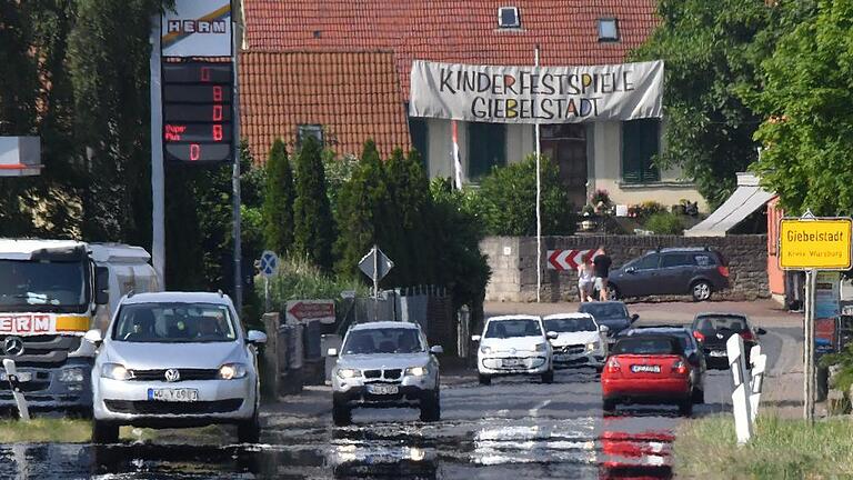 Berufsverkehr in flirrender Hitze: 2020 könnte der Bau der B 19-Ortsumgehung um Giebelstadt beginnen. Voraussetzung dafür sind ausreichend viele Pachtflächen für das Ausgleichsverfahren im Sinne des Artenschutzes.