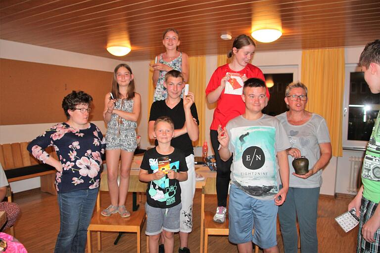 Präsentieren sich dem Fotografen: die Sieger des Bingo-Spiels. Präsentieren sich dem Fotografen: die Sieger des Bingo-Spiels.