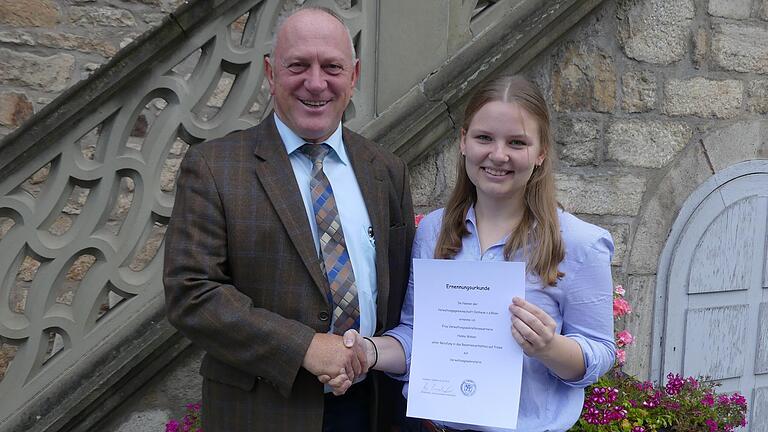 Frisch gebackene Beamtin: Gemeinschaftsvorsitzender Ulrich Waldsachs (links) gratulierte Hanna Weber (rechts) zur bestandenen Prüfung in der Ausbildung der zweiten Qualifikationsebene der Fachlaufbahn Verwaltung und Finanzen und ernannte sie zur Verwaltungssekretärin auf Probe.