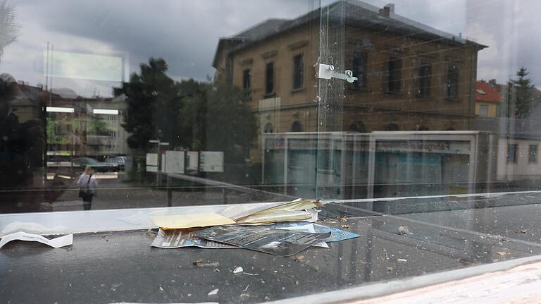 Schmuddelecke: In einer Scheibe des Kitzinger Bahnhofs spiegeln sich die umliegenden Gebäude.