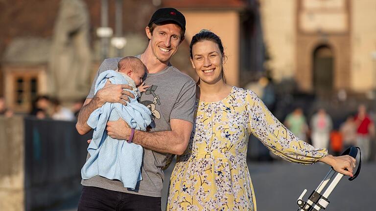 Skyler Bowlin mit Ehefrau Meineche und Sohn Luka auf der Würzburger Alten Mainbrücke.