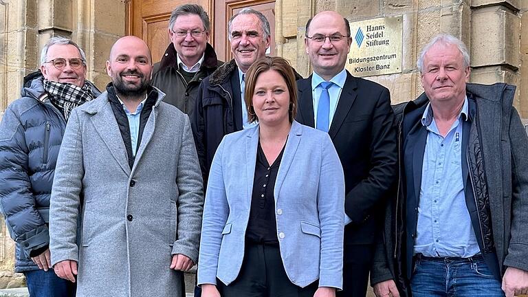 Als Auftakt für die Vorbereitungen der Passionsspielzeit 2024 stattete eine Delegation aus Sömmersdorf Bayerns Heimatminister Albert Füracker einen Besuch ab. Dabei waren (von links): Euerbachs Geschäftsleiter und Bezirksrat Stefan Funk, Johannes Gessner, Gerhard Eck, Dieter Mergenthal, Simone Seufert, Albert Füracker und Norbert Mergenthal.