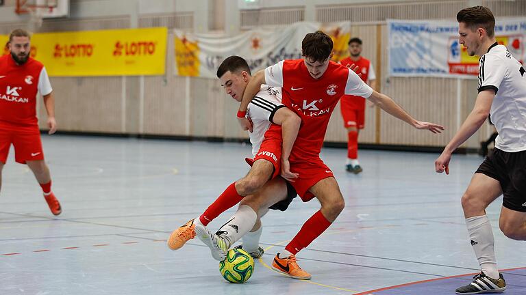 Es hat nicht sollen sein: Gegen Vatan Spor Aschaffenburg (Mitte Berke Uzar) verpassten Lorenz Baumgärtner (links) und Noah Wagner mit dem SV-DJK Oberschwarzach das Halbfinale. - Es hat nicht sollen sein: Gegen Vatan Spor Aschaffenburg (Mitte Berke Uzar) verpassten Lorenz Baumgärtner (links) und Noah Wagner mit dem SV-DJK Oberschwarzach das Halbfinale. Es hat nicht sollen sein: Gegen Vatan Spor Aschaffenburg (Mitte Berke Uzar) verpassten Lorenz Baumgärtner (links) und Noah Wagner mit dem SV-DJK Oberschwarzach das Halbfinale. - Es hat nicht sollen sein: Gegen Vatan Spor Aschaffenburg (Mitte Berke Uzar) verpassten Lorenz Baumgärtner (links) und Noah Wagner mit dem SV-DJK Oberschwarzach das Halbfinale.