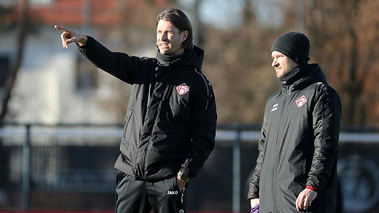 In ungewohnter Rolle: Peter Kurzweg als Assistent von Cheftrainer Martin Lanig (links) In ungewohnter Rolle: Peter Kurzweg als Assistent von Cheftrainer Martin Lanig (links)