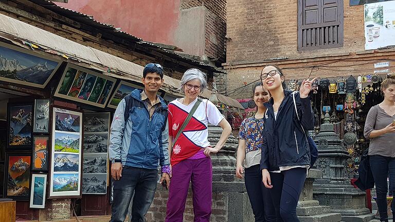 Klaus Meyer und Hannah Nagl unterwegs in Nepal, wo er nach dem Erdbeben 2015 eine Schule in Basandol aufgebaut hat.